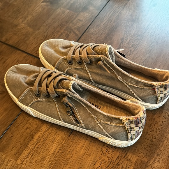 Shoes - Picture 5 of 8